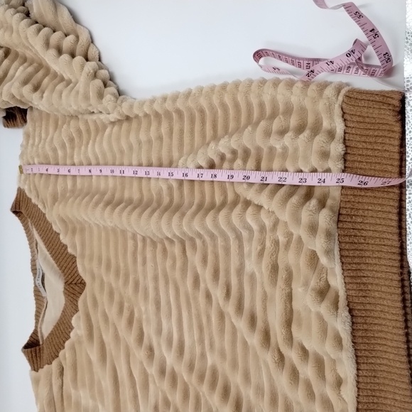 Ces Femme fuzzy teddy texture V-neck top size small oversized, beige and tan - Picture 7 of 11